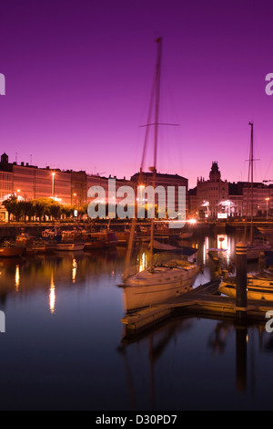 Bateaux de pêche du port principal de l'AVENIDA DA MARINA GALICE LA COROGNE ESPAGNE Banque D'Images