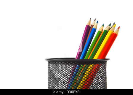 Crayons couleur bois porte-crayon en métal noir sur un fond blanc Banque D'Images