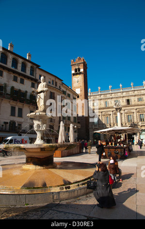 Madonna Verone (1386) fontaine de la Piazza delle Erbe square centre ville de Vérone Vénétie Italie du nord Europe Banque D'Images