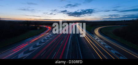 L'heure de pointe sur l'autoroute M40 à la sortie 12 de l'Gaydon B4451 dans les Midlands au lever du soleil, Warwickshire, England, UK Banque D'Images