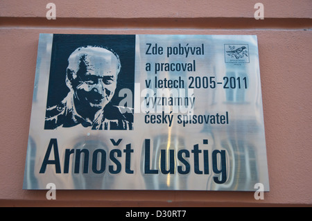 Plaque commémorant l'écrivain juif d'Arnost Lustig le Quartier Juif Josefov Prague République Tchèque Europe Banque D'Images