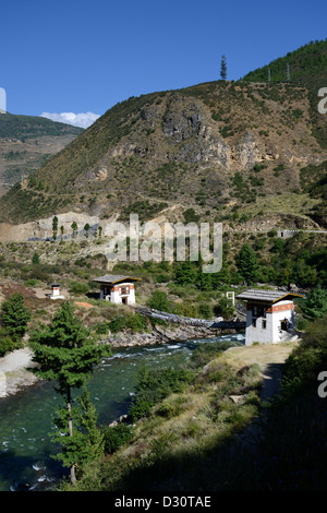 Fer à repasser bhoutanais chain bridge crossing river à un petit monastère, le pont est couvert de drapeaux de prière,36MPX Banque D'Images