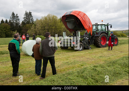 L'observation des agriculteurs des Prairies une démonstration de machines en Cumbria. Banque D'Images