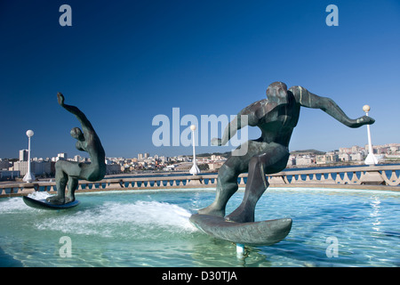 FONTAINE DES SURFEURS (©JOSE CASTINEIRAS IGLESIAS 1992) PROMENADE DE LA PLAGE D'ORZAN LA CORUNA GALICE ESPAGNE Banque D'Images