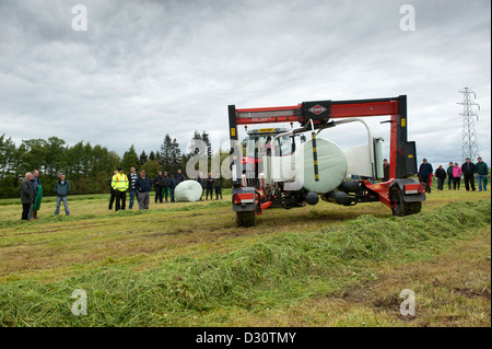 L'observation des agriculteurs des Prairies une démonstration de machines en Cumbria. Banque D'Images