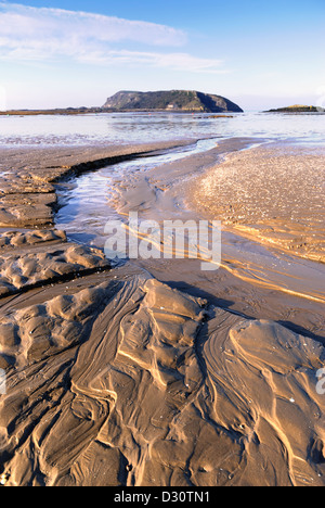 Des vasières à montée sur la rivière Severn avec canaux de drainage créé par les marées, Brean Down avec au loin. Banque D'Images