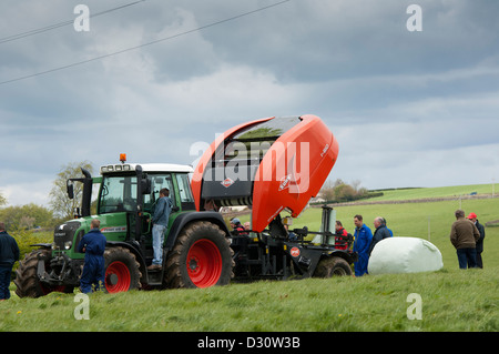 L'observation des agriculteurs des Prairies une démonstration de machines en Cumbria. Banque D'Images