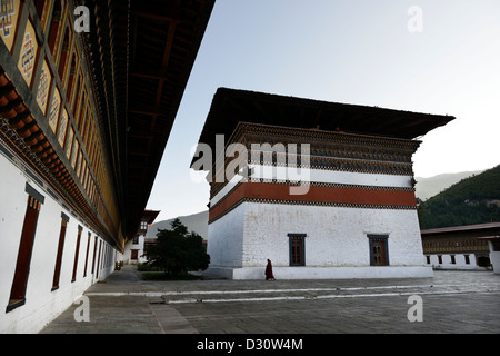 Monk promenades à travers cour chodzong à tashi dzong, forteresse de la glorieuse religion,Bhoutan,36MPX Banque D'Images