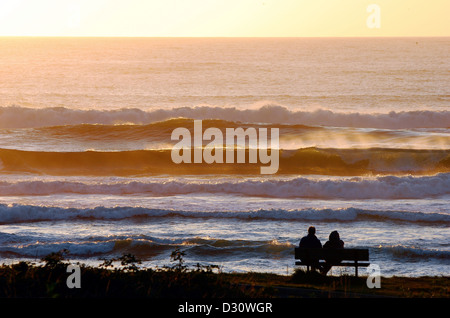 Couple sur un banc avec vue sur l'océan Pacifique sur la côte de l'Oregon. Banque D'Images