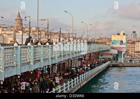 ISTANBUL Turquie - Les pêcheurs et des cannes à pêche sur le pont de Galata avec en arrière-plan, la Tour de Galata, La Corne d'Eminonu, Bosphorus Banque D'Images