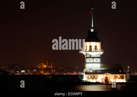 ISTANBUL Turquie - tour de la jeune fille illuminée la nuit se trouve sur îlot au large de la côte d'Uskudar, détroit du Bosphore, Istanbul côté Asiatique Banque D'Images