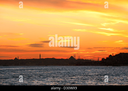 ISTANBUL Turquie - District d'Eminonu, Mosquée de Suleymaniye, tour Beyazit et Sainte-sophie vue au coucher du soleil du détroit du Bosphore Banque D'Images