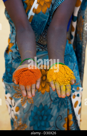 Village de l'Inde rurale woman holding poudre de curcuma et de piment en poudre dans ses mains. L'Andhra Pradesh, Inde Banque D'Images