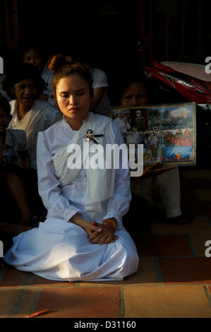 Cambodgienne, expression triste, très concentré et avec une posture féminine, pleure la perte du Roi Norodom Sihanouk de Phnom Penh, Cambodge le lundi, Février 4th, 2013. crédit : Kraig Lieb Banque D'Images