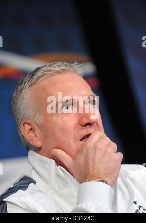 L'entraîneur-chef de la France Didier Deschamps prend part à une conférence de presse tenue par l'équipe nationale du football français au Stade de France à Paris, France, 05 février 2013. L'allemand jouera la France le 06 février 2013. Photo : Andreas GEBERT Banque D'Images