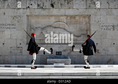 Garde présidentielle (Evzones) l'exécution devant la tombe du Soldat inconnu, Athènes, Grèce. Banque D'Images