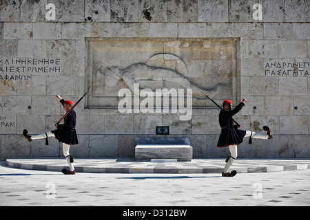 Garde présidentielle (Evzones) l'exécution devant la tombe du Soldat inconnu, Athènes, Grèce. Banque D'Images