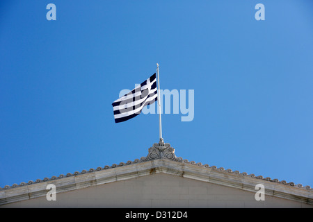 Le drapeau grec sur le toit du Parlement grec, Athènes, Grèce. Banque D'Images