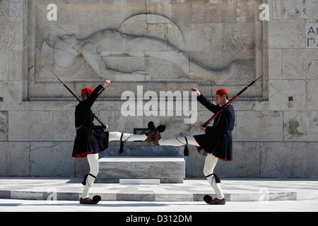 Garde présidentielle (Evzones) l'exécution devant la tombe du Soldat inconnu, Athènes, Grèce. Banque D'Images