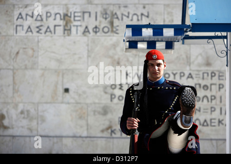 Garde côtière canadienne (Evzone) marchant devant la tombe du Soldat inconnu, Athènes, Grèce. Banque D'Images