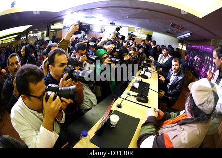 Téhéran, Iran : Directeur Massoud Dehnamaki est en attente pour les photographes le jour 6 de la 31ème Festival du Film Fajr International le 5 février 2013 à Téhéran, Iran. Organisé par le ministère de la Culture et de l'orientation islamique, le Festival du film est le film le plus important événement dans le pays. (Photo par Gallo Images / Mohammad Amin Jamali) Banque D'Images