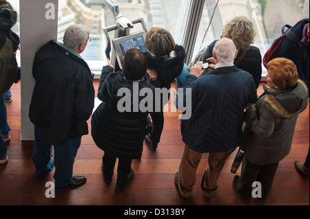 Le Shard London City voir l'affichage de point d'observation sur le 69e étage touristes gens foule utiliser ordinateur écran télescope informatisé Banque D'Images