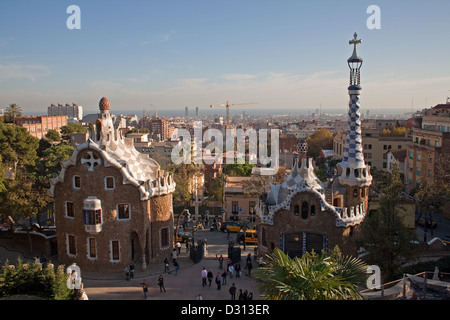 Barcelone, Espagne, vue sur la ville avec le Parc Güell Banque D'Images