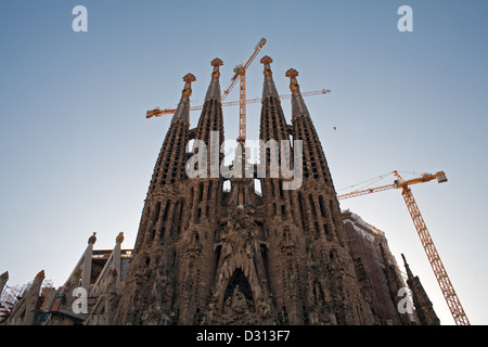 Barcelone, Espagne La Sagrada Familia avec les grues de construction dans l'arrière-plan Banque D'Images