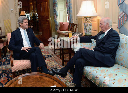 Le secrétaire d'Etat américain John Kerry se réunit avec l'ancien secrétaire d'Etat James Baker III, au Département d'Etat le 5 février 2013 à Washington, DC. Banque D'Images