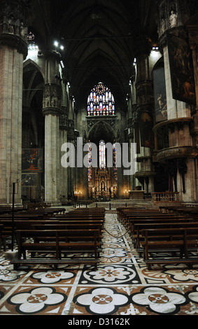 L'Italie. Milan. Cathédrale. De style gothique. En marbre polychromé mosaïques qui ornent le trottoir à l'intérieur du temple. Banque D'Images