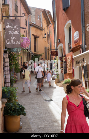 Les touristes la marche et faire du shopping dans la vieille ville, Procence Roussillon, France Banque D'Images