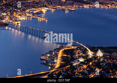 Tromso Bridge at night - entre Tromsdalen et Tromsøya Banque D'Images