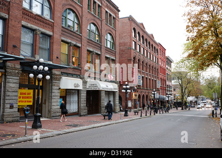 Anciens entrepôts et bâtiments en brique rouge sur l'eau dans la rue historique de Gastown Vancouver BC Canada Banque D'Images