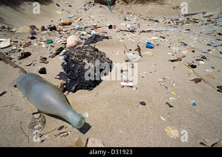 La pollution en plastique et verre échoués sur une plage, Camargue, France Banque D'Images