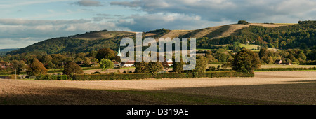 Le village de South West Sussex Harting avec clocher d'église et les South Downs en été avec ciel bleu et nuages blancs Banque D'Images