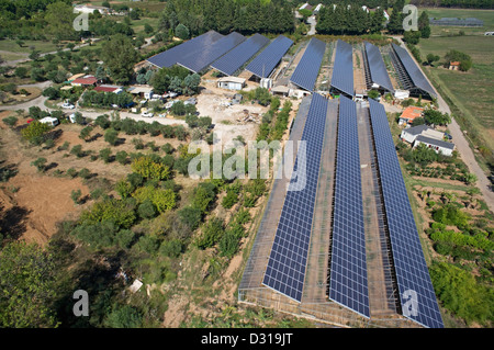 Panneaux solaires sur serres agricoles commerciales, vue aérienne, Roquebrune-sur-Argens, Var, France, Europe Banque D'Images