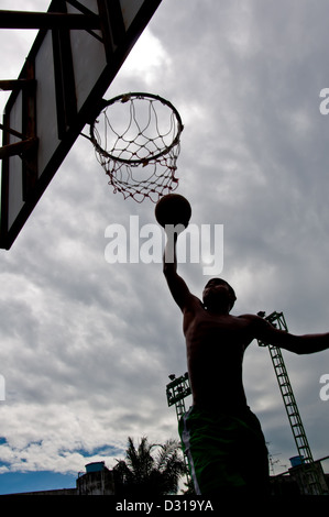 Silhouette de garçon basket dunk Banque D'Images