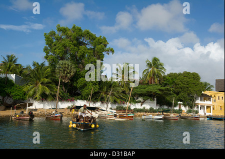 La ligne de front de boutres de la ville de Lamu, l'archipel de Lamu, Kenya Banque D'Images