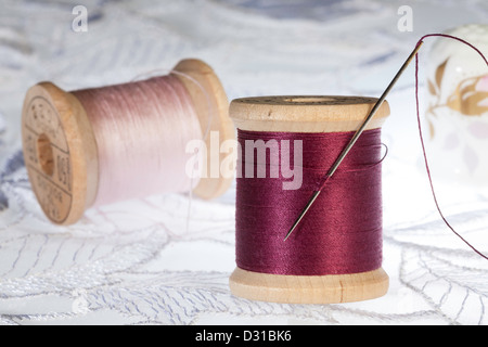 Still Life of Vintage de bobines de fil et aiguille à coudre Banque D'Images