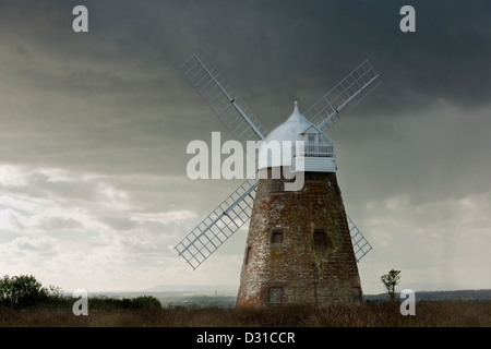 Halnaker Moulin après une tempête sur les South Downs avec vue sur la cathédrale de Chichester spire dans West Sussex England UK Banque D'Images