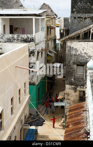 Vue sur le toit d'Harambee avenue, la rue principale de la ville de Lamu, Lamu, Kenya Banque D'Images