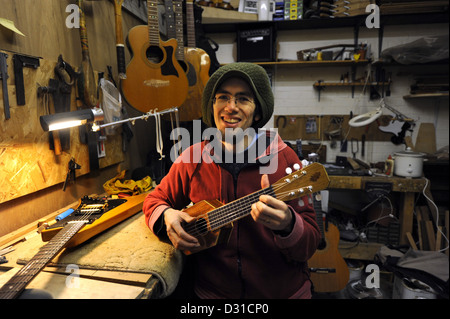 Tim Lloyd répare et construit des guitares et des ukulélés à son atelier à Rhodus à Brighton Banque D'Images