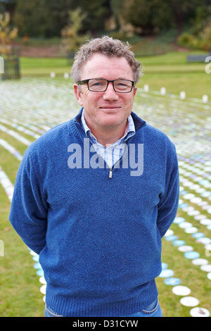 Artiste lumière Bruce Munro termine l'installation de son ange de lumière avec l'aide de bénévoles à Waddesdon Manor Banque D'Images