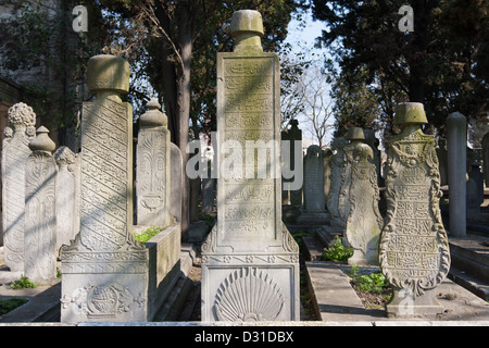 Pierres tombales dans le cimetière musulman, Eyup, Istanbul, Turquie Banque D'Images