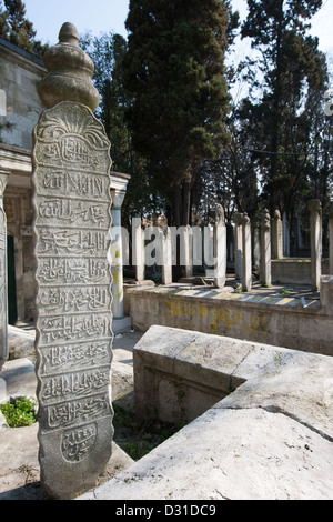 Pierres tombales dans le cimetière musulman, Eyup, Istanbul, Turquie Banque D'Images