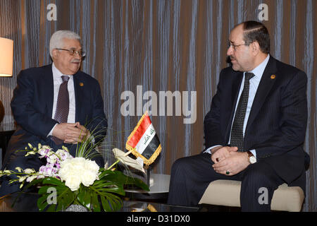 Le Caire, Égypte. 6e février 2013. Le président palestinien Mahmoud Abbas se réunit avec le Premier ministre irakien Nouri al-Maliki au Caire, le 06 février, 2013 (Image Crédit : Crédit : Thaer Ganaim APA/Images/ZUMAPRESS.com/Alamy Live News) Banque D'Images