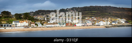 Une vue de Lyme Regis prises au Cobb de l'autre côté de la baie de Lyme. Banque D'Images