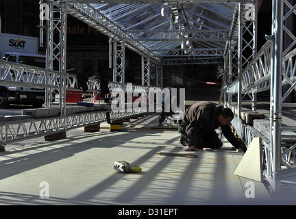 Un travailleur prépare l'entrée de la Berlinale Palais de la Potsdamer Platz à Berlin, Allemagne, 06 février 2013. Le 63e Festival International du Film de Berlin présentera plus de 400 films de 07 au 17 février 2013. Photo : Paul Zinken Banque D'Images