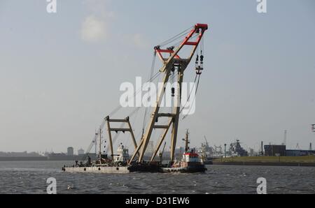 La grue flottante 'Enak' se déplace sur l'eau, près de la Port Jade-Weser à Wilhelmshaven, Allemagne, 04 février 2013. Photo : Carmen Jaspersen Banque D'Images