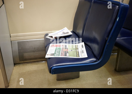 Papier gratuit metro rejetés sur place à bord de Canada Line skytrain Vancouver BC Canada Banque D'Images